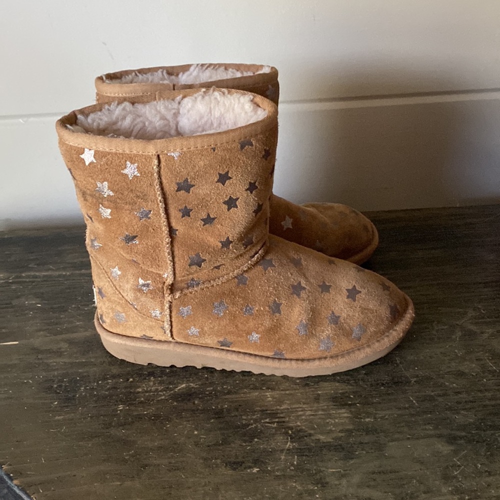 Rare Find – UGG Classic Short II Stars Boot 
Size 4 (Big Kid) | Color: Chestnut - Picture 7 of 15